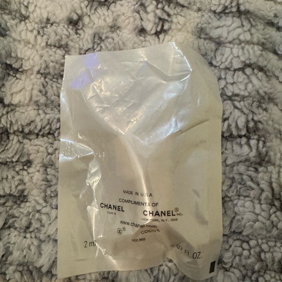 CHANEL Coco Mademoiselle Perfume Sample - Gold and White - Picture 2 of 2